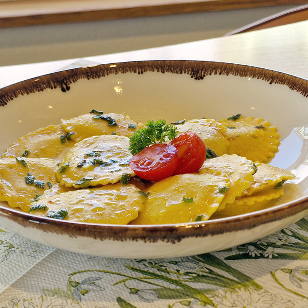 Rustico Tortelli Pomodori und Mozzarella an Salbeibutter